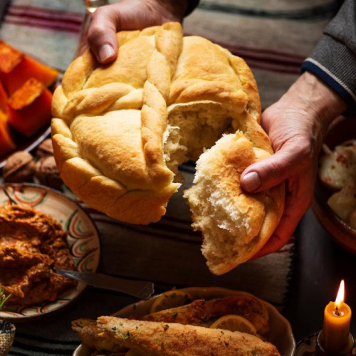 Mosii de vara 2025 vor fi sărbătoriți sâmbătă, 7 iunie, în ajunul Rusaliilor. Potrivit monitorulneamt.ro, această zi, cunoscută și sub denumirea populară de Sambata Mortilor, este una dintre cele mai importante zile de pomenire a celor adormiți din calendarul ortodox. În această zi, credincioșii se roagă și aduc ofrande pentru sufletele celor trecuți în neființă.