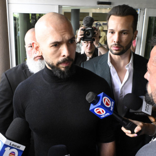 Andrew Tate, surprins de polițiștii rutieri în traffic, circula cu 196 km/h pe Drumul Național 7 în localitatea Bujoreni, județul Vâlcea, potrivit digi24.ro. Povestea a avut loc sâmbătă, iar influencerul nu a respectat limita de viteză de 50 km/h în zonă, conducând cu 146 km/h peste limita legală într-o localitate.