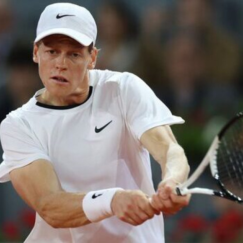 Jannik Sinner, liderul mondial la în vârstă de 23 de ani, s-a calificat vineri seara în finala masculină de la Roland Garros, după ce l-a eliminat pe Novak Djokovici, cap de serie 6. Potrivit ziaruldeiasi.ro, italianul l-a învins pe sarb cu scorul de 3-0 la seturi, 6-4, 7-5 și 7-6(3), în meciul care a durat trei ore și 17 minute.