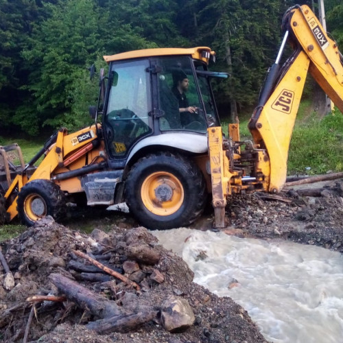 Cod portocaliu și ploi torențiale în Moldova. Pompierii din Neamț au intervenit pentru a debloca drumurile și a preveni inundațiile în localitatea Vânători, potrivit monitorulneamt.ro. Conform raportului oficial al ISU Neamț, situația a fost gestionată fără victime.