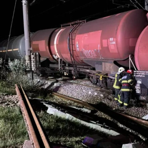 Trafic feroviar oprit temporar din cauza deraierii unei garnituri de tren de marfă