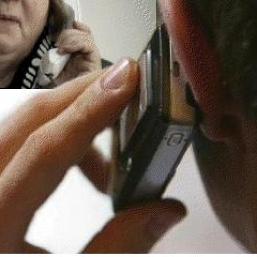 Un bărbat de 85 de ani, din Făgăraș, a fost păcălit după ce a fost contactat telefonic de o persoană care s-a prezentat ca fiind directorul unei companii de telefonie, anunță poliția locală. Potrivit polițiștilor, acesta a fost indus în eroare și a plătit în total 2898 de lei pentru a primi un premiu de 8900 de lei. Se pare că, pentru a obține premiul, bărbatul a fost rugat să achite anumite taxe.