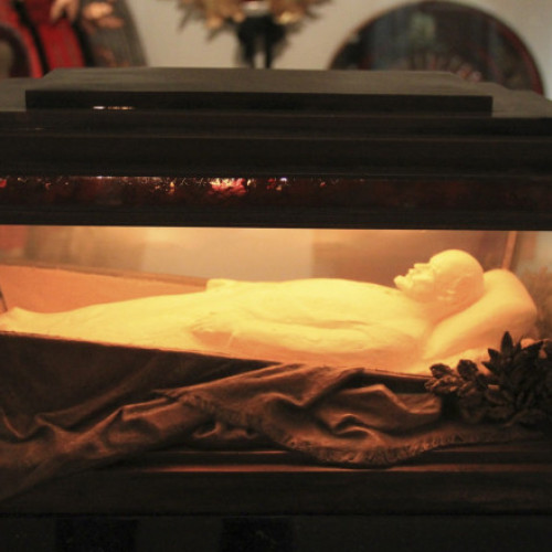 Cozi uriașe la mausoleul lui Lenin din Piața Roșie înainte de restaurare