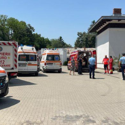 Tavanul unui spațiu de joacă din Botoșani s-a prăbușit peste aproximativ 40 de copii și părinți, sambătă după-amiază, într-o petrecere organizată în fostul sediu al Școlii Nr. 4 de pe Strada Ștefan Luchian, potrivit monitorulbt.ro. Incidentul a cauzat panică și teamă printre cei aflați acolo, iar mai mulți participanți au suferit atacuri de panică.