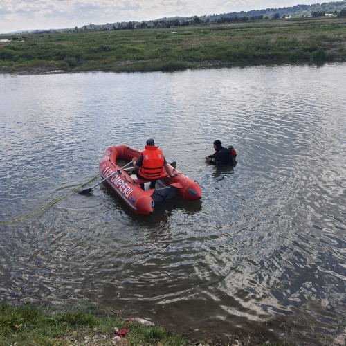 Corp necunoscut al unei femei recuperat de către pompieri în Poiana Teiului