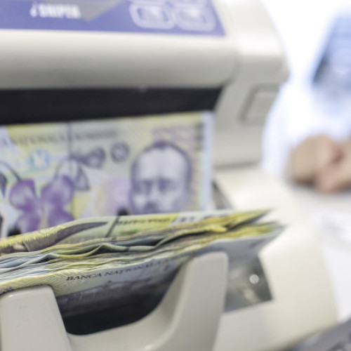 O idee controversată a fost adusă în discuție în cadrul întâlnirilor pe tema măsurilor de echilibrare a bugetului, inclusiv creșteri de taxe și reduceri ale cheltuielilor din sectorul public. Potrivit surselor din mediul politic, citate de Profit.ro, se propune introducerea unei taxe universale aplicate tuturor tranzacțiilor financiare, pe orice mișcare de bani din economie.