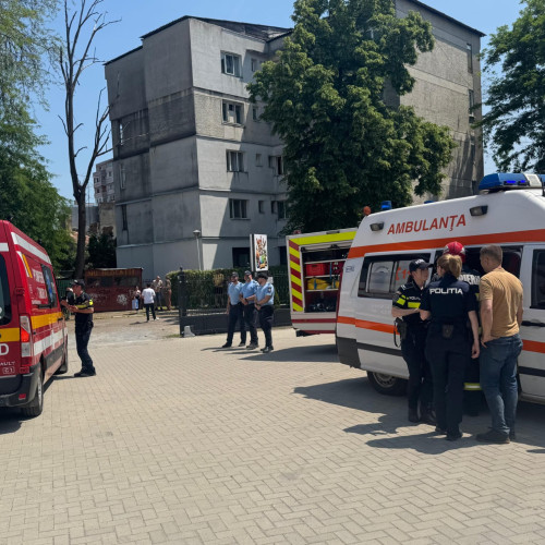 Prăbușirea tavanului unui spațiu de joacă din Botoșani a fost surprinsă de un martor, potrivit informațiilor citate de botoşaninews.ro. Incidentul a avut loc în clădirea de pe strada Ștefan Luchian, fostul loc de joacă Scoala 4, unde în momentul prăbușirii se aflau 18 persoane. La fața locului au intervenit rapid mai multe echipaje de intervenție, inclusiv pompieri, poliție și echipaje SMURD.
