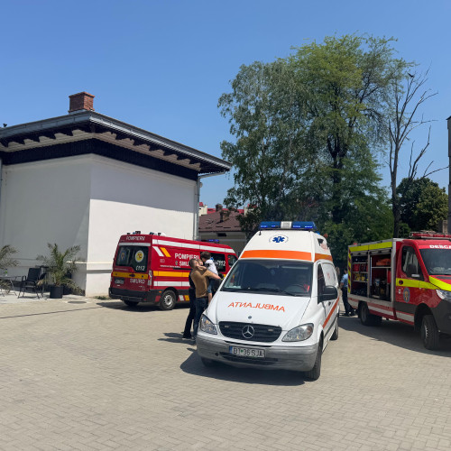 Tavanul unui spațiu de joacă pentru copii din Botoșani s-a prăbușit, potrivit informațiilor transmise de Inspectoratul pentru Situații de Urgență Botoșani, citează botosaninews.ro. Incidentul a avut loc în momentul în care 18 persoane erau în interior, însă toți au reușit să iasă înainte ca evenimentul să se agravze.