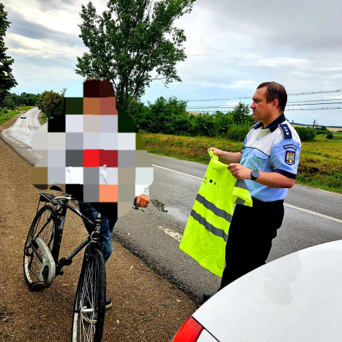 Politistii din Botoșani verifică bicicliștii care încalcă regulile de circulație