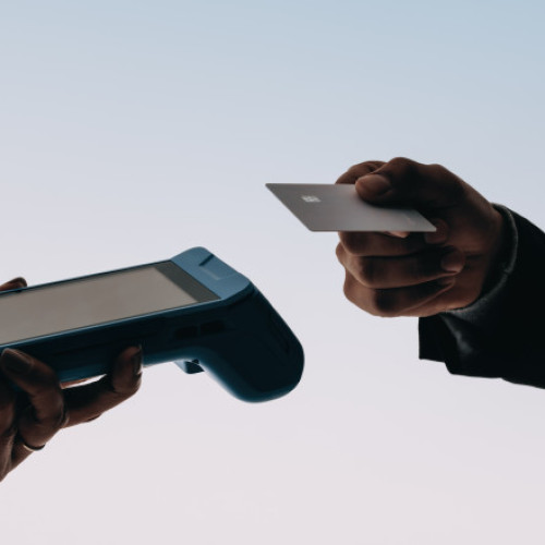 Posibilă taxă fixă pe tranzacțiile bancare în România, discutată la Cotroceni