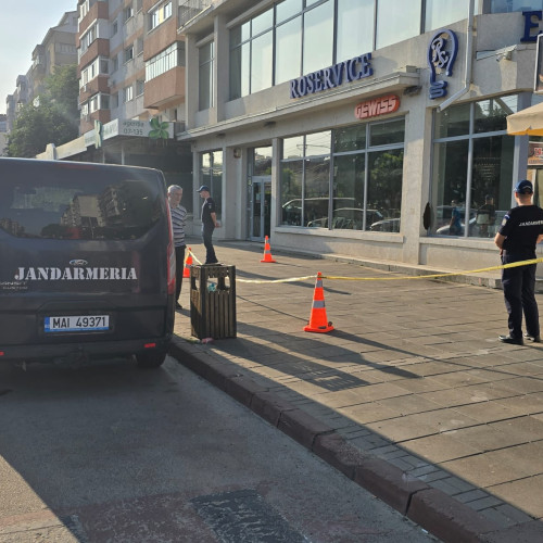 Blocați pentru albine pe o stradă din Botoșani, circulația pietonală a fost perturbată vineri seara în apropierea stadionului municipal. Potrivit informațiilor citate de botoșaninews.ro, pentru a doua oară în aceeași săptămână, plutonierul adjutant șef Ovidiu Parasca, din cadrul Inspectoratului de Jandarmi Județean Botoșani, a intervenit pentru captura unui roi de albine format la geamul unui magazin aflat vizavi de stadion.