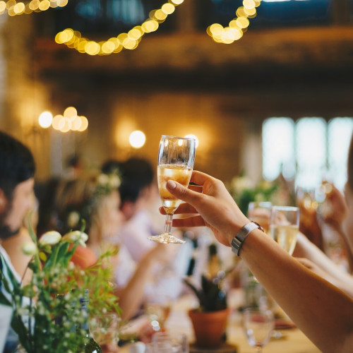 Cum să te comporți la o nuntă vara: reguli și sfaturi pentru invitați