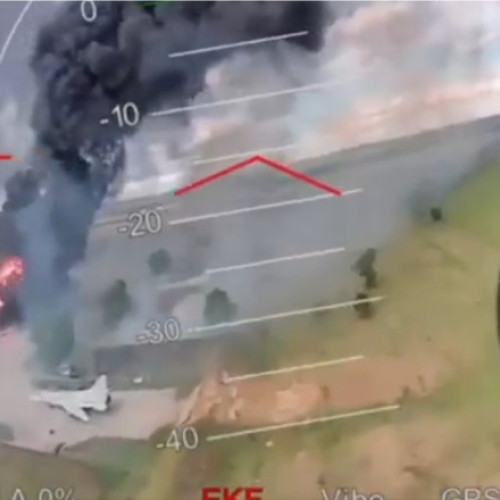 Ucraina a publicat noi imagini din atacul masiv cu drone asupra bazelor rusești, eveniment numit „Panza de Paianjen”, relatează Kyiv Independent, potrivit dig24.ro. În clipurile video se poate vedea drumul unei drone FPV, de la decolare de pe acoperișul unei clădiri până la impactul cu un bombardier strategic rus Tu-22M3, aflat pe baza aeriană Belaya în Siberia. Imaginile arată drona parcurgând o distanță mare, în ciuda faptului că fumul este deja vizibil din cauza avioanelor lovite anterior în aceeași operațiune.