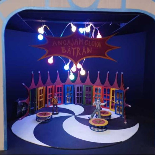 Festivalul "BABEL" din Târgoviște a început în această după-amiază, marcând o nouă ediție a evenimentului cultural de amploare, potrivit damboviteanul.com. În timpul festivalului, orașul se transformă într-o scenă imensă, unde artiști din întreaga lume prezintă spectacole de teatru, dans și muzică în diferite locații, de la piețe publice și situri istorice, până la pub-uri și săli de teatru clasice.