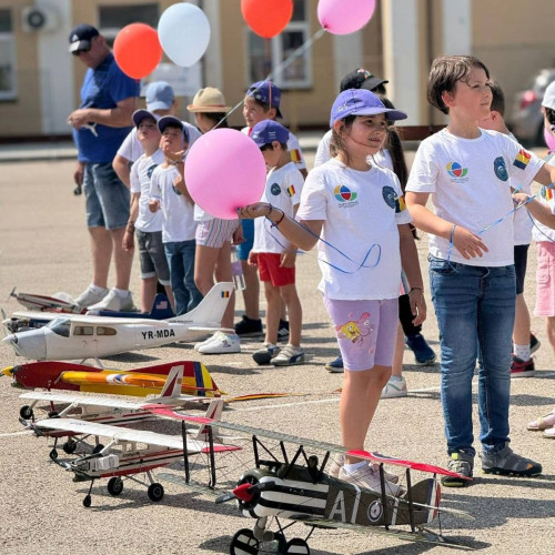 Concursul național de modelism "Memorialul Henri Coandă" de la Pucioasa se desfășoară în perioada 6-8 iunie, atrăgând zeci de elevi și profesori din întreaga țară, conform site-ului damboviteanul.com. Organizat de Clubul Copiilor Nicolae Mateescu Pucioasa, în colaborare cu Ministerul Educației, evenimentul celebrează marii inventatori români și spiritul inovator al tinerilor.