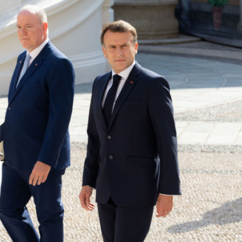 Emmanuel Macron a oferit prințului Albert al II-lea din Monaco un cadou inedit în timpul vizitei oficiale, relatează AFP citat de News.ro. Potrivit sursei, printul a primit un munte subacvatic descoperit în Oceanul Indian, care va purta numele lui.