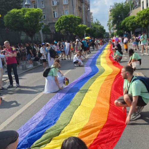 Mii de oameni au participat sâmbătă în București la Marsul Normalității și la evenimentul aniversar Bucharest Pride 2025, conform www.newsbucuresti.ro. Cele două parade, autorizate de autorități, au avut loc la ore diferite, Marsul Normalității fiind prima, iar cel pentru comunitatea LGBTI în cursul după-amiezii.