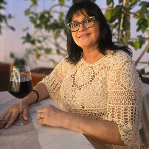 Camelia Paduret, o artistă din Botoșani, a trecut de la cariera juridică la artă. Potrivit botosaninews.ro, ea a studiat dreptul și a avut o carieră solidă în Italia, unde a lucrat ca expert juridic. Însă, o problemă de sănătate i-a schimbat direcția vieții și a făcut-o să își descopere pasiunea pentru pictură. Inițial, a început să picteze ca refugiu personal, dar în scurt timp, arta a devenit o activitate serioasă.