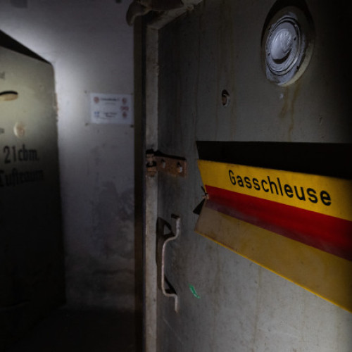 Germania își planifică extinderea rapidă a rețelei de adăposturi antibombă, conform declarațiilor celui mai înalt oficial guvernamental pentru protecție civilă, Ralph Tiesler, citate de Digi24.ro. Oficialul avertizează că statul trebuie să fie pregătit pentru un posibil atac din partea Rusiei în următorii patru ani.