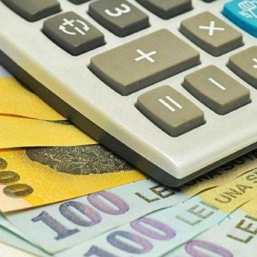 Un botosănean a fost păcălit și a pierdut peste 2.300 de lei în urma unei înșelătorii online, potrivit monitorulbt.ro. Incidentul a avut loc pe 13 decembrie 2023, după ce victima a accesat o reclamă sponsorizată pe Facebook, care promitea câștiguri rapide din investiții minime, folosind sigla unei bănci cunoscute din România.