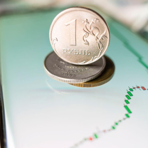 Rubla rusă, cea mai performată monedă din lume în 2025, potrivit confirmărilor Bank of America, înregistrează o creștere spectaculoasă de peste 40%, în ciuda unui război prelungit, a scăderii prețurilor petrolului și a sancțiunilor dure. Această revenire impresionantă contrastează puternic cu deprecierea severă din ultimii doi ani, notează CNBC, citat de News.ro.