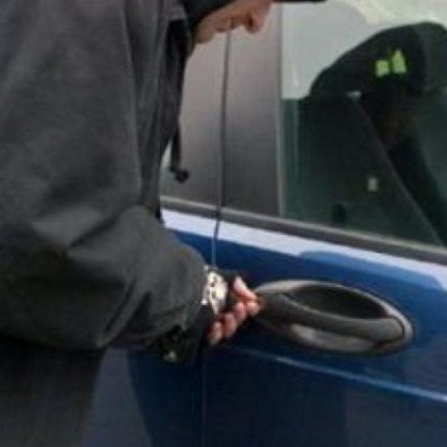 Trei indivizi înarmați cu mănuși chirurgicale încercau să fure din mașini în Cluj