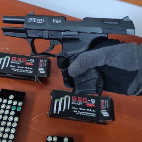 Pistol cu aer comprimat și 90 de cartușe, descoperite de jandarmi în portbagajul unui autoturism