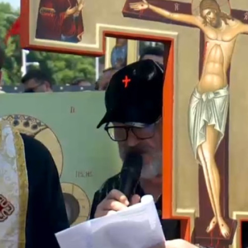 George Becali, finanțatorul FCSB, a încălcat interdicția impusă de Patriarhul Daniel de a cânta în strana Catedralei Patriarhale, relatează digi24.ro. Potrivit parlamentarului AUR, el a cântat fără să-și dea seama și afirmă că își va angaja un profesor pentru a-l ajuta în viitor.