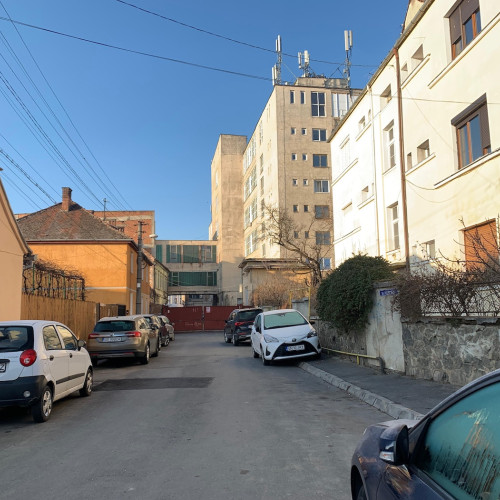 Strada Pulberariei din Sibiu, blocată din cauza disputelor legale asupra parcărilor