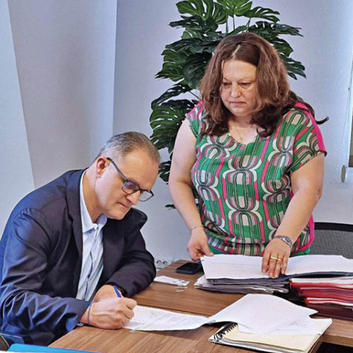 Virgiliu Daniel Nanu, președintele Consiliului Județean Prahova, a semnat recent, la sediul Ministerului Energiei din București, contractele de finanțare pentru trei proiecte de producere a energiei din surse regenerabile. La ceremonie a fost prezent și ministrul Sebastian Ioan Burduja. Potrivit site-ului ziarulprahova.ro, aceste proiecte fac parte din strategia județului de a reduce dependența de resursele tradiționale și de a eficientiza consumul energetic.