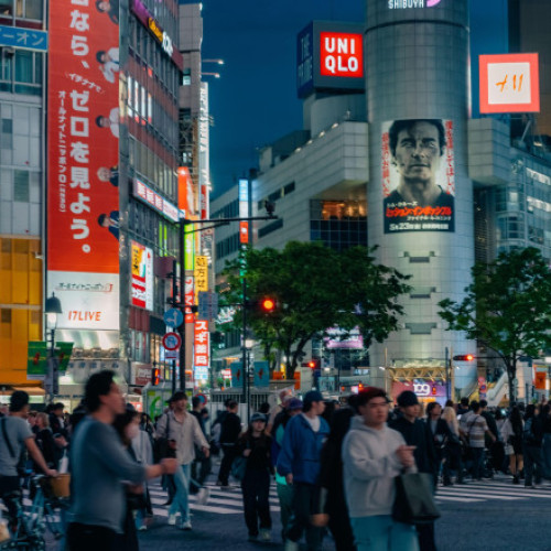 Japonia se confruntă cu o criză demografică gravă, statisticile recente arătând o scădere semnificativă a numărului de nașteri. Conform datelor publicate de guvern, anul 2024 a înregistrat cel mai mic număr de nașteri din istorie, doar 686.061, ceea ce reprezintă o scădere de 5,7% față de anul precedent. Aceste cifre nu includ copiii născuți de rezidenți străini.