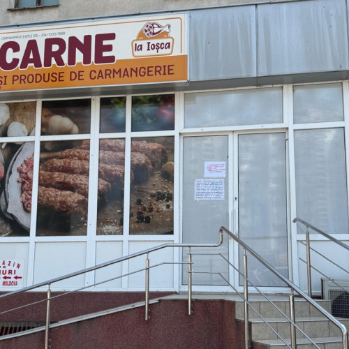 Magazinul „La Iosca” din Bacău, cunoscut pentru micii și carnea de grătar apreciate de localnici, a fost închis de către Inspectoratul pentru Situații de Urgență (ISU) Bacău din cauza unor grave nereguli legate de securitatea la incendiu. Pe ușă a fost afișat un anunț oficial care informează despre oprirea funcționării și utilizării spațiului, ca urmare a încălcării cerinței fundamentale de securitate la incendiu.