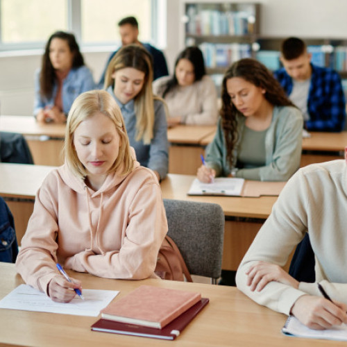 Perioada pentru examenele de corigență în anul școlar 2024-2025, programată între 7 și 18 iulie, acoperă toate nivelurile de învățământ preuniversitar, inclusiv clasele primare, gimnaziale, liceale și profesionale, precum și stagiile de practică, școlile postliceale și cele de maistri. Elevii din învățământul postliceal, specializarea asistent medical generalist, au sesiunea de corigențe între 25 și 29 august 2025, potrivit unui ordin al Ministerului Educației.