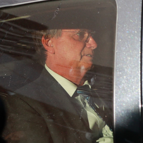 Jair Bolsonaro, fostul președinte brazilian, va fi audiat luni la Curtea Supremă într-un proces important legat de o presupusă tentativă de lovitură de stat din 2022. Potrivit AFP, citată de News.ro, Bolsonaro, în vârstă de 70 de ani, urmează să se confrunte cu magistratul Alexandre de Moraes, considerat un personaj extrem de influent și controversat, și cel însărcinat cu acest caz. Acuzațiile aduse de procuratură îi fac pe Bolsonaro și pe șapte dintre apropiații săi să riște pedepse de până la 40 de ani de închisoare.