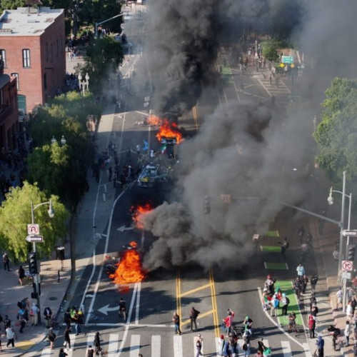 criza civică în orasul ingerilor: tensiuni și intervenții federale