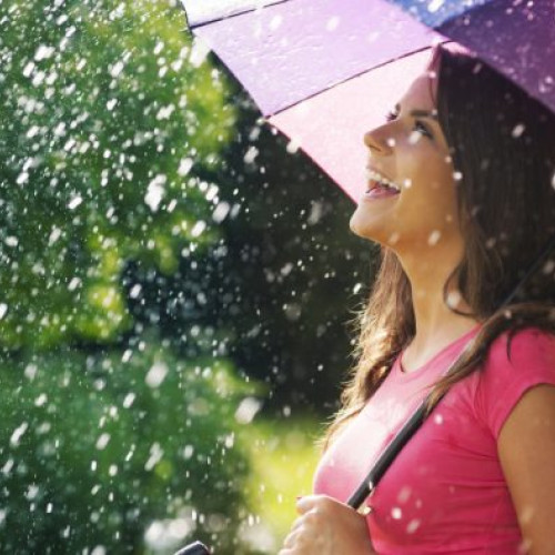 Valul de căldură continuă în sudul țării, unde termometrele vor indica până la 34 de grade Celsius în zilele următoare, anunță meteorologii. Disconfortul termic va fi ridicat în aceste regiuni, potrivit sursei emaramures.ro. În celelalte zone, vremea se va răci ușor, în special în nord-vest și vest.