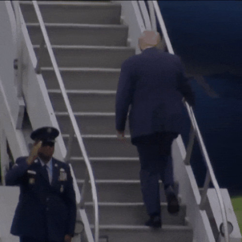 Donald Trump s-a impiedicat pe scara avionului Air Force One