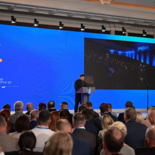 Gabriel-Valer Zetea, șeful Consiliului Județean Maramureș, a participat la cea de-a treia ediție a Summitului Internațional al Orașelor și Regiunilor, desfășurat la Kiev. Evenimentul s-a ținut pe 6 iunie 2025 și a fost organizat sub Înaltul Patronaj al președintelui Ucrainei, Volodimir Zelenski, fiind transmis prin Ambasada Ucrainei la București.