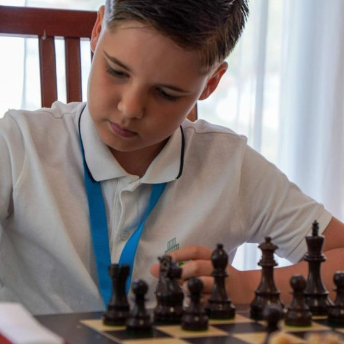 Darius Cristian Pana, un copil talentat din Focșani, a făcut istorie în lumea șahului la doar 10 ani. El a participat la Campionatul European Școlar de Șah, desfășurat în perioada 28 mai - 8 iunie 2025, și s-a clasat pe locul 5 în competiție. Potrivit vrancea24.ro, Darius a concurat la categoria de vârstă pentru copii de 11 ani, deși avea doar 10 ani, ceea ce face performanța sa cu atât mai remarcabilă.