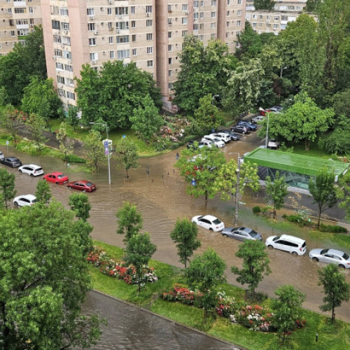 Alertă meteo de cod portocaliu în București din cauza vijeliei și ploilor torențiale