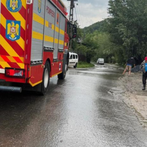 Patru localități din județul Prahova au fost afectate de o furtună puternică, luni după-amiază, fiind sub incidența unui cod roșu emis de Administrația Națională de Meteorologie. Avertismentul de tip nowcasting a vizat localitățile Telega, Scorțeni, Bănești și Cosminele și a anunțat că vor avea loc ploi torențiale cu acumulări de 40-60 litri pe metru pătrat, grindină de dimensiuni medii și mari, precum și frecvente descărcări electrice.