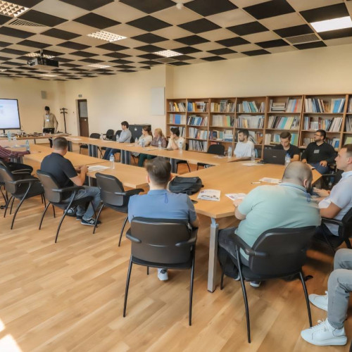 conferința și concursul „robotii în acțiune” la universitatea „valahia” din târgoviște