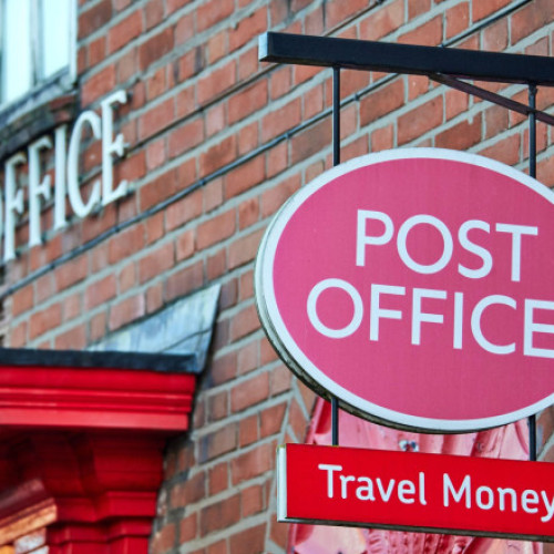 Mai mulți șefi de oficii poștale din Regatul Unit au primit despăgubiri de peste un miliard de lire sterline pentru victime ale unor acuzații false, potrivit datelor publicate luni de guvernul de la Londra. Aceste informații sunt citate de AFP.