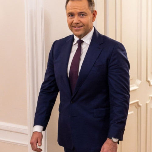 Karol Nawrocki, noul președinte al Poloniei, consideră Ungaria un partener esențial pentru țara sa, relatează Digi24.ro. În primul său interviu acordat unei publicații străine, Nawrocki a spus că intenționează să intensifice cooperarea în cadrul Grupului de la Visegrad, format din Polonia, Ungaria, Slovacia și Republica Cehă. El a subliniat importanța consolidării flancului estic al NATO și a formatului București-9, pentru a asigura securitatea regiunii.