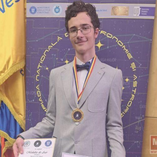 Matei Butnaru, elev la Colegiul Național "Mihai Eminescu" din Botoșani, va reprezenta România la Olimpiada Internațională de Astronomie și Astrofizică pentru Juniori, ediția a IV-a, care va avea loc în perioada 18-25 octombrie 2025 la Piatra Neamț. Reușita sa a venit după o selecție strictă desfășurată la Suceava, în intervalul 29 mai - 6 iunie, informează site-ul monitorulbt.ro.