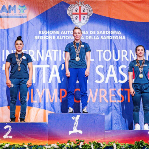 Simona Ionescu, sportivă de la CSM Târgoviște, participă în perioada 6-15 iunie la un antrenament și competiții internaționale în Italia. Potrivit informațiilor, programul a început cu turneul internațional „City of Sassari – Memorial Matteo Pelliconi”, organizat în memoria luptătorului Matteo Pelliconi. Competiția a fost desfășurată atât în sală, cât și pe plajă, și a oferit un mediu inedit pentru sportivi.