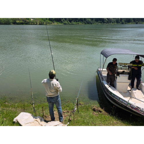 Braconajul piscicol în zona lacului Izvorul Muntelui, din județul Neamț, a fost combatut cu succes de autorități. Pe data de 7 iunie, polițiștii de la Biroul Județean de Poliție Neamț, în colaborare cu reprezentanți ai Asociației Județene a Vânătorilor și Pescarilor Sportivi (AJVPS) Neamț, au efectuat o acțiune de verificare pe lac. În timpul acesteia, au controlat 10 ambarcațiuni și au aplicat 15 sancțiuni contravenționale în valoare totală de 10.000 de lei, pentru diferite nereguli constatate. Potrivit reprezentanților IPJ Neamț, în timpul acțiunii au fost depistate și 3 infracțiuni legate de Legea 176 din anul 2024, cunoscută ca noua lege a pescuitului.