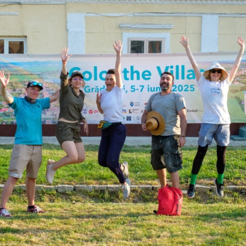 Gradinari, satul care stă la poarta Cheilor Nerei, a fost scena unui eveniment important numit „Color the Village”, iar vremea extrem de caldă nu a reușit să diminueze entuziasmul voluntarilor. În cele trei zile de muncă, echipe din mai multe zone ale țării au reușit să refacă 30 de obiective din sat, așa cum notează aradonline.ro.În cadrul proiectului, au fost renovate case cu arhitectură tradițională, dar și clădirea Primăriei, construită în 1913, care a fost readusă la strălucirea de altădată. Potrivit organizatorilor, eforturile voluntarilor au fost susținute de peste 400 de persoane de toate vârstele, venite din localitate, dar și din orașe precum Reșița, Arad, Timișoara, și din alte zone ale țării, precum Sibiu, Suceava, București și Rădăuți.