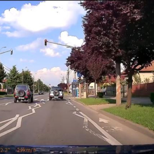 șofer imprudent la o intersecție aglomerată