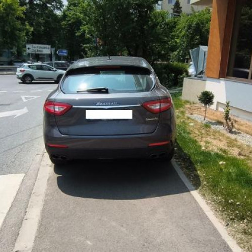 clujenii indignati de un incident cu masina de lux parcata pe trotuar